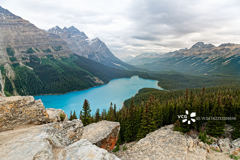 壮丽的山脉风景，碧绿色湖泊和松树林，加拿大图片素材