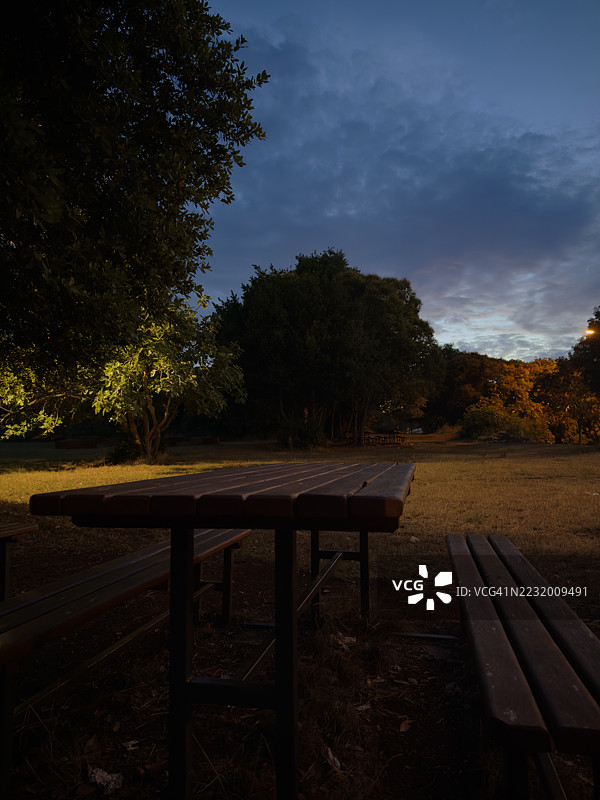 黄昏时分，克罗地亚普拉公园里的木制野餐桌图片素材