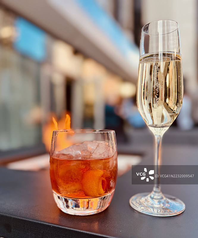 户外桌上的威士忌和香槟杯图片素材