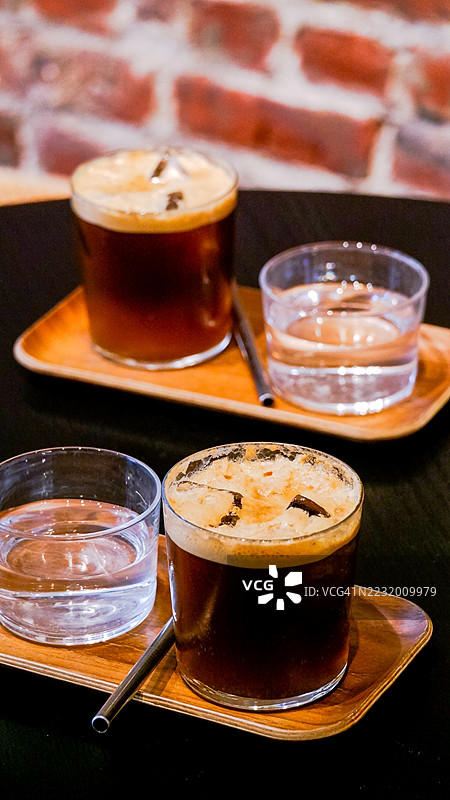 木托盘上的冰咖啡和水杯图片素材