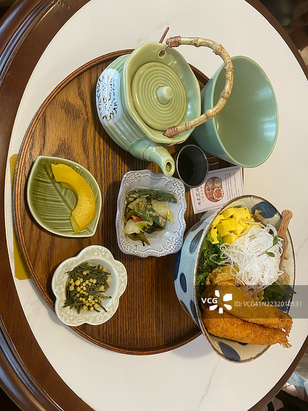 在木托盘上呈现的传统日本餐。图片素材