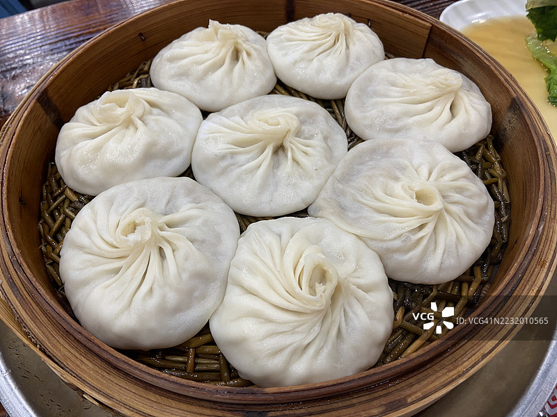 蒸饺在竹蒸笼中图片素材