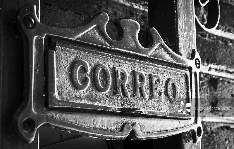 复古金属邮箱，黑白色的“Correo”字样图片素材