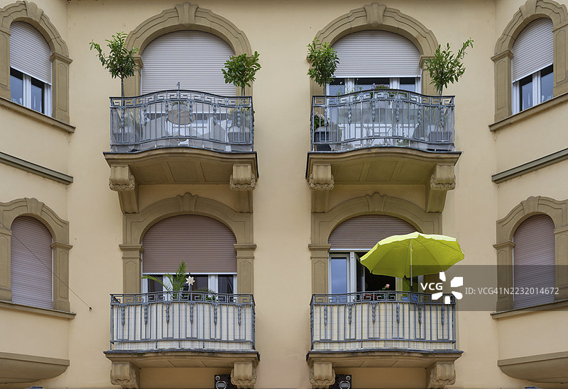 前酒店克罗斯的阳台，现在是一座住宅和商业建筑，建于1907-08年，巴洛克新艺术风格，位于德国巴伐利亚州下弗兰肯的巴德基辛根。图片素材
