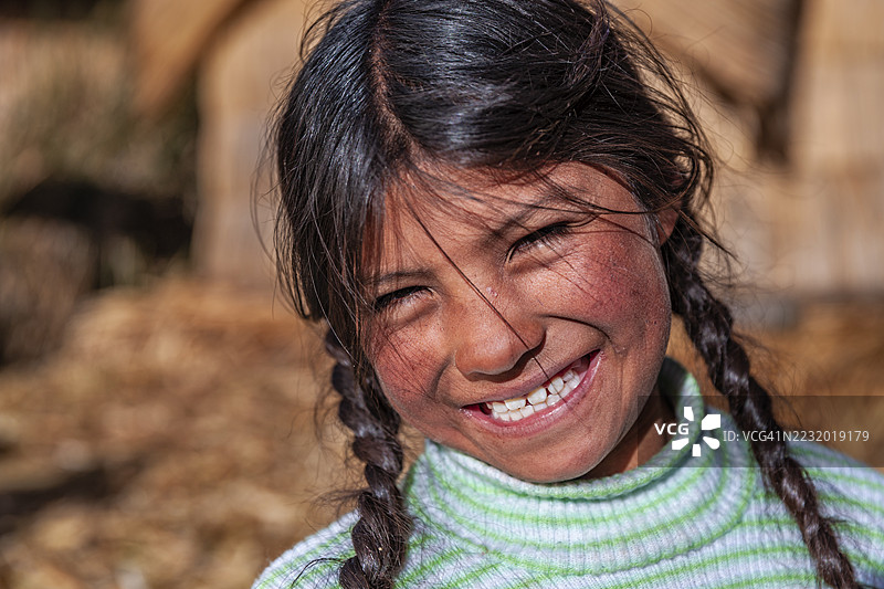 在秘鲁的的的喀喀湖乌罗斯浮岛上的小女孩肖像图片素材