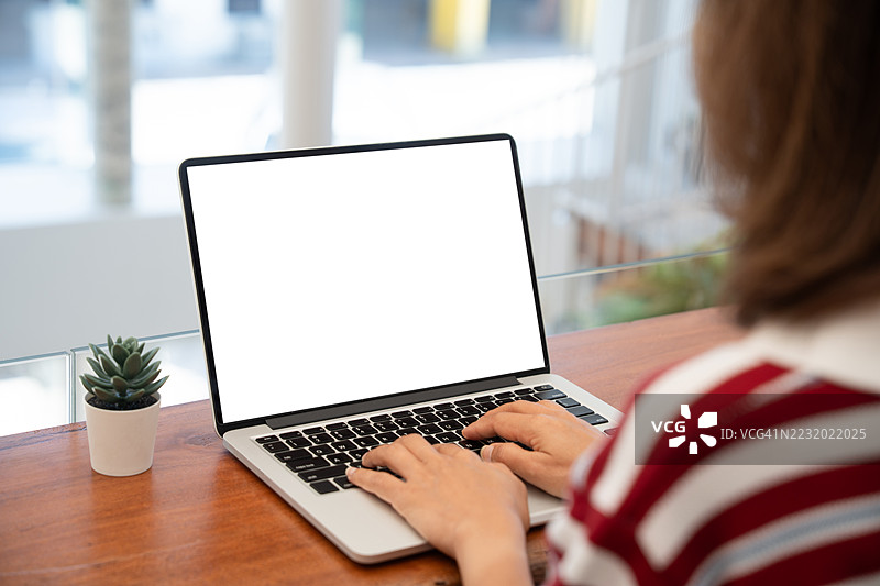 商务女性在餐厅咖啡馆使用笔记本电脑进行数字工作。屏幕上显示市场营销或电子邮件、网络和网页设计。规划、搜索和技术，正在为互联网输入内容。展示空间。图片素材