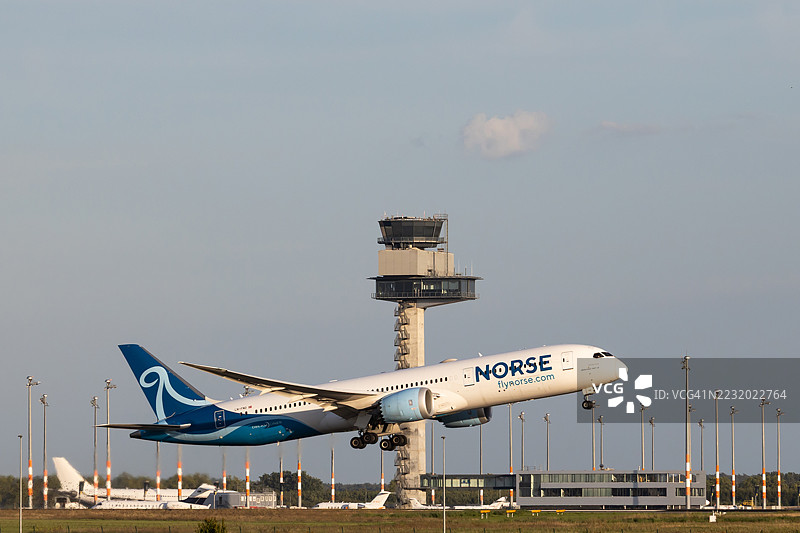 挪威大西洋航空的客机在柏林布兰登堡国际机场起飞前往纽约图片素材