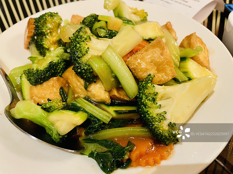 盘子上的新鲜蔬菜豆腐炒菜图片素材