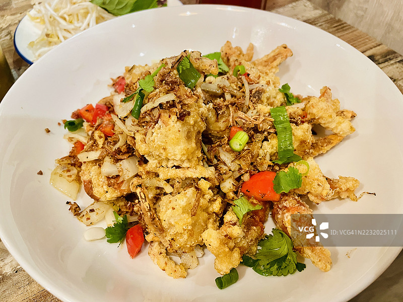 脆皮软壳蟹沙拉配蔬菜摆盘图片素材