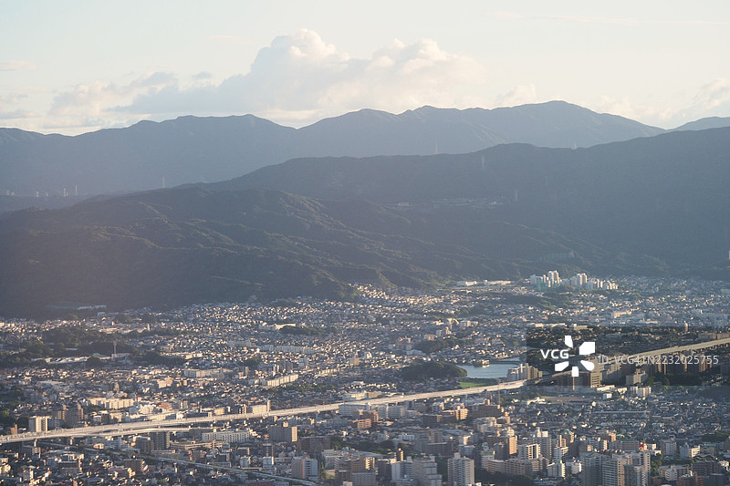 日本城市景观的鸟瞰图，背景是山脉。图片素材