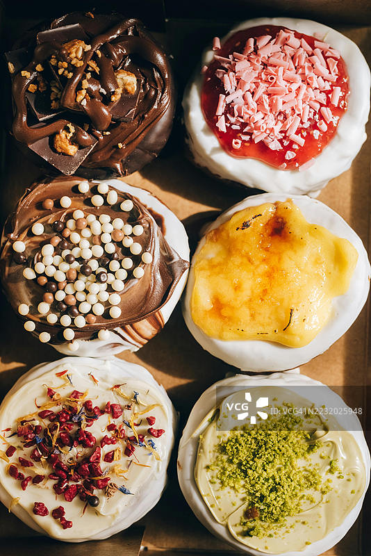 各种配料的美味杯子蛋糕摆放在桌子上图片素材