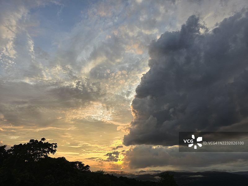 日落时分，树木剪影映衬下的戏剧性天空，蒙图尔斯维尔，美国图片素材