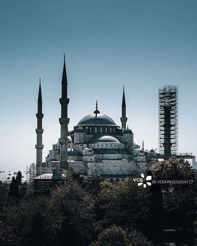 蓝色清真寺的壮丽景观与晴朗的天空，拜占庭，土耳其图片素材