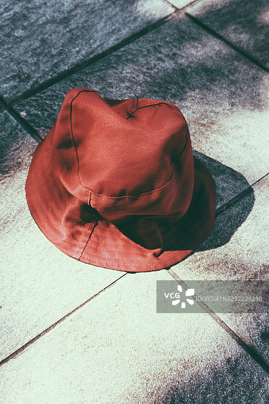 石铺路上的红帽子图片素材