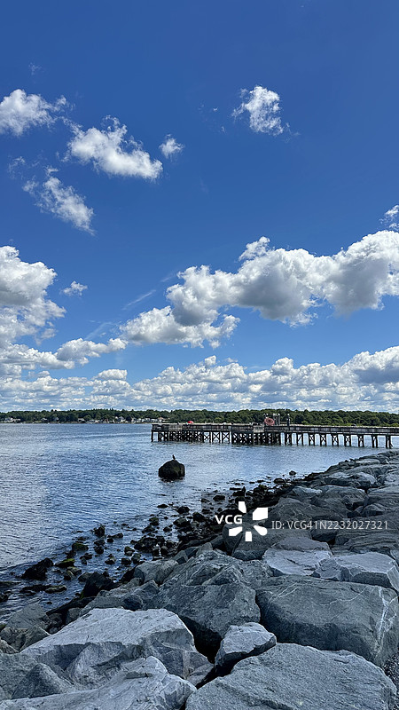 布里斯托尔的岩石海岸线与码头和蓝天， 美国图片素材