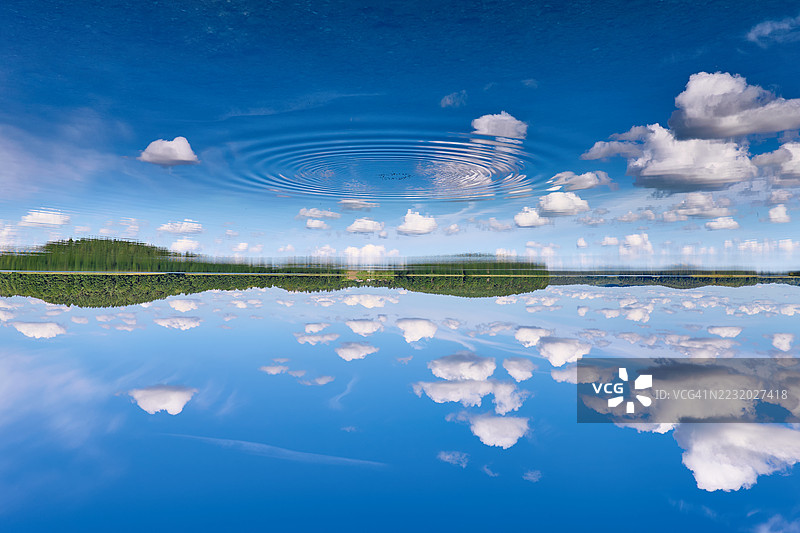 宁静的湖泊映照着蓝天上的云彩图片素材