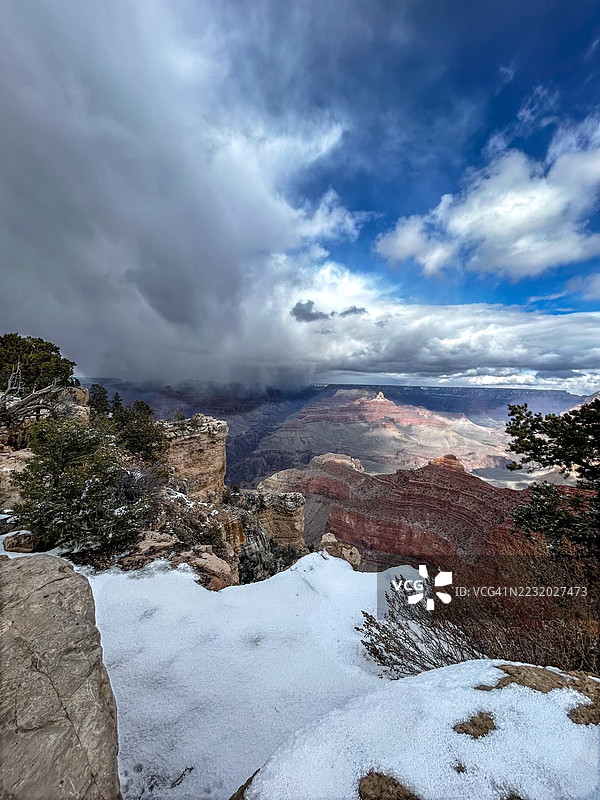 壮丽的雪覆盖大峡谷在戏剧性的天空下， 美国图片素材