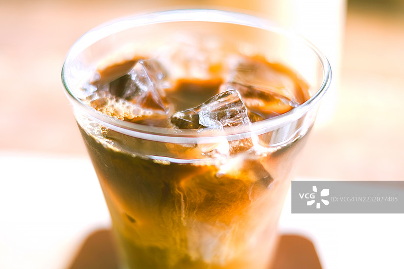 阳光下的冰咖啡玻璃杯图片素材