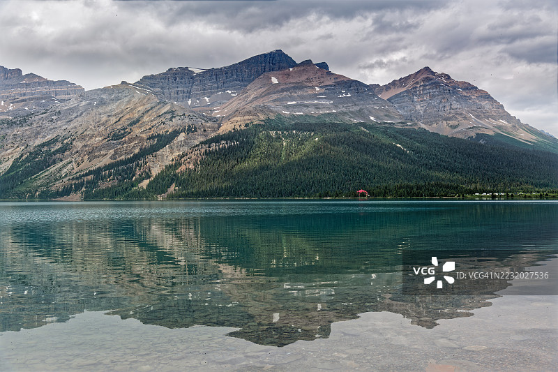 加拿大宁静湖泊中倒映的壮丽山脉风景图片素材