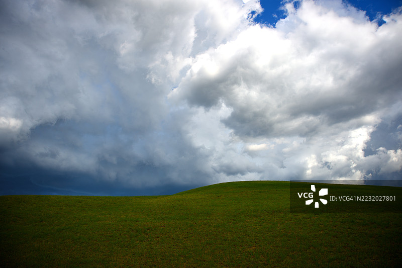 绿色田野上方的戏剧性天空图片素材