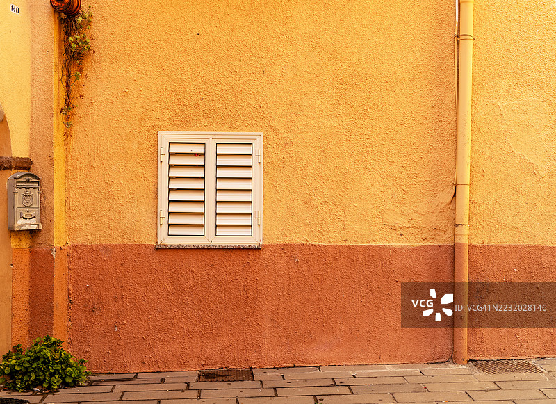 索非亚，保加利亚，鲜艳的黄色和橙色建筑外立面，带有窗户和邮箱。图片素材