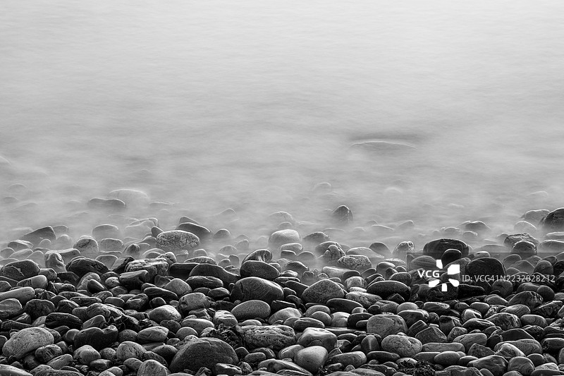 宁静的黑白卵石海滩场景图片素材