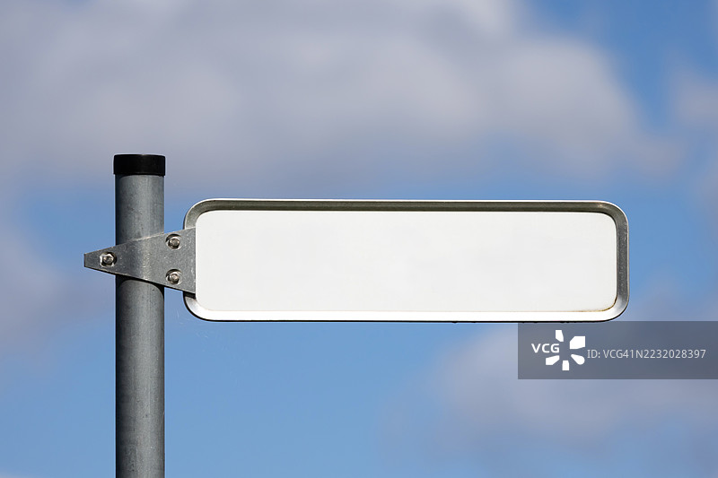 白色空白路标，背景是云朵和天空图片素材