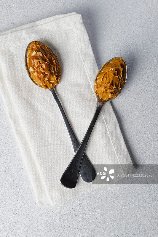 两勺花生酱放在白色餐巾上图片素材