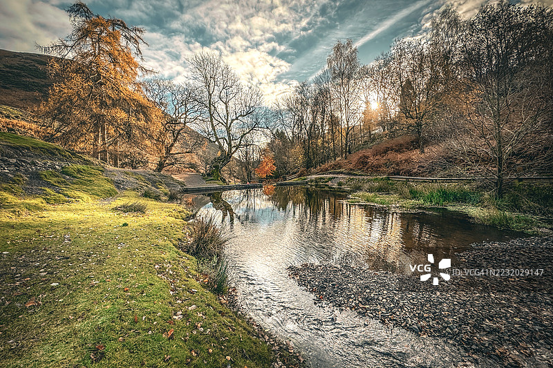宁静的秋季风景，湖面倒映着树木，英国教堂斯特雷顿图片素材