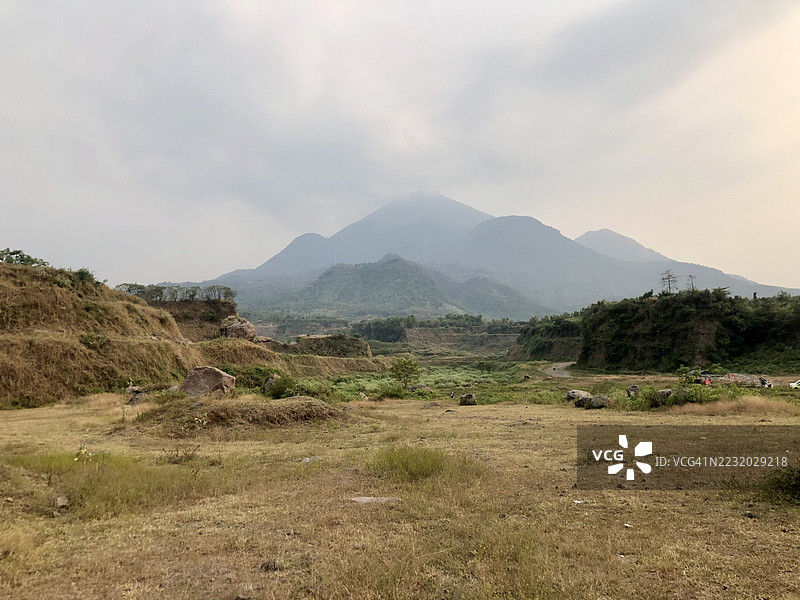 壮丽的山脉风景在多云的天空下，印度尼西亚莫约克托县图片素材