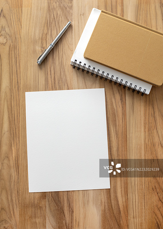 木桌上的空白纸张和笔记本图片素材