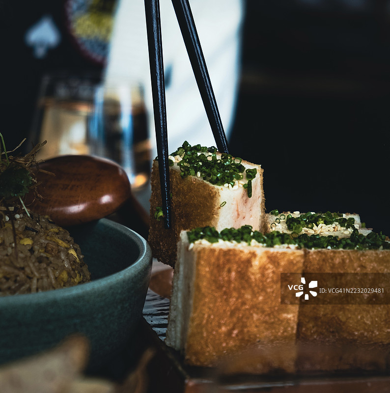 特写的亚洲美食，配有筷子和炒饭图片素材