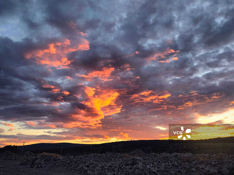 美国岩石景观上的戏剧性日落天空图片素材