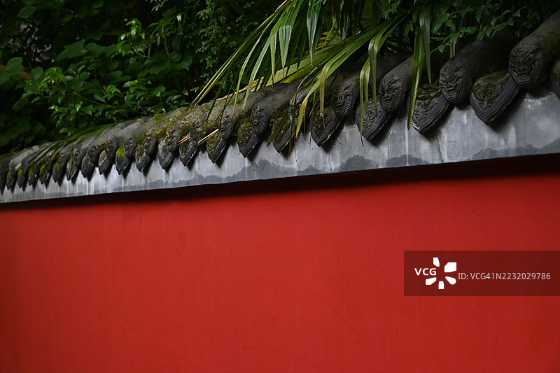 中国的红墙绿植与传统屋顶图片素材