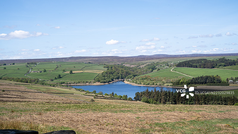宁静的乡村风景，起伏的山丘和湖泊，英国惠特比图片素材