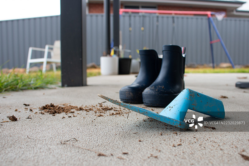 露台上的园艺工具和靴子图片素材
