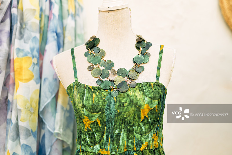 穿着绿色热带裙子和项链的模特图片素材