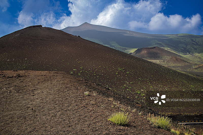 埃特纳山的壮丽景观，火山地貌与蓝天，意大利比安卡维拉图片素材