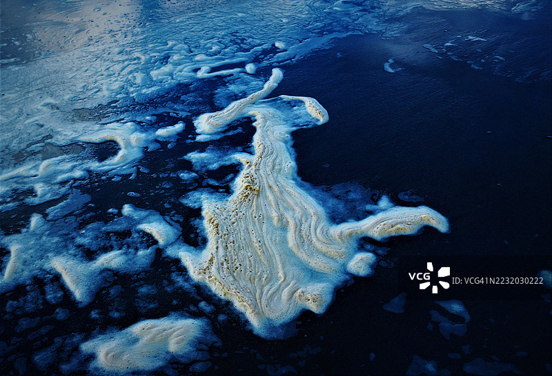 海面上海洋泡沫图案的鸟瞰图图片素材