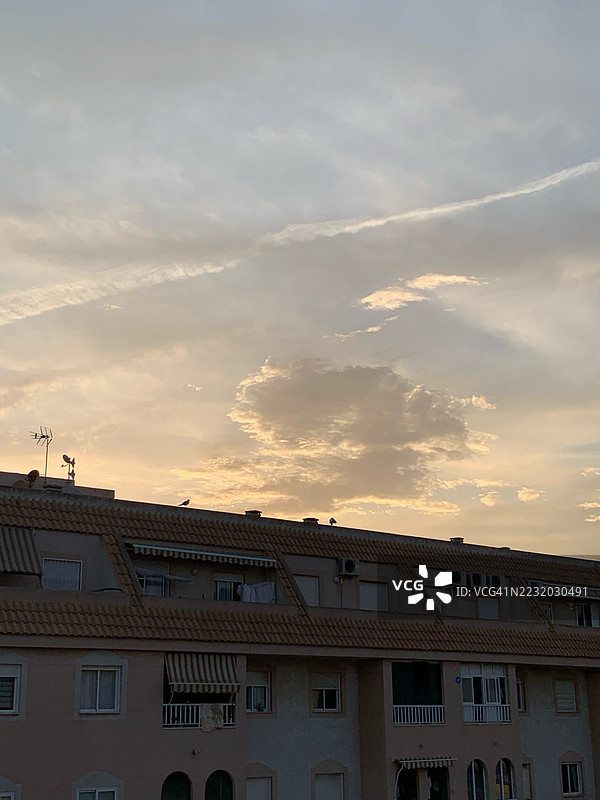 西班牙托雷维耶哈住宅楼上空的日落天空图片素材