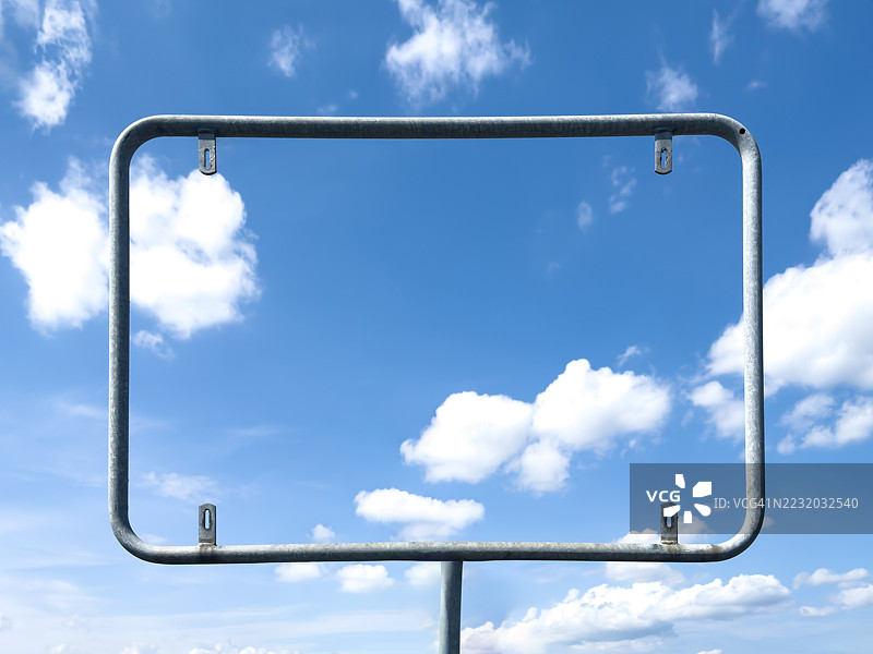 被盗的路标空金属框架与蓝色多云天空图片素材