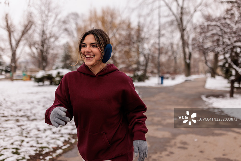女性跑者在寒冷天气中户外训练图片素材