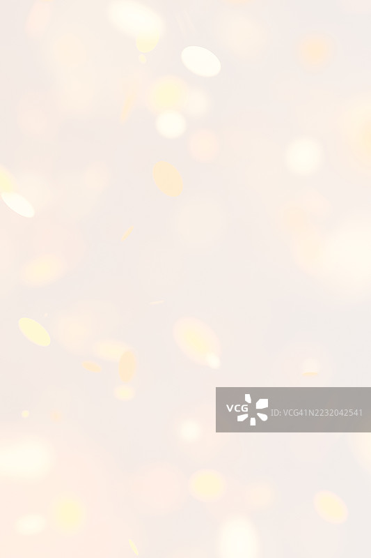 节日的虚化圣诞背景，完美适用于假日庆祝、派对主题和季节性设计。金黄色金属亮片飘落并闪烁。3D垂直图案。圣诞节和新年概念。图片素材