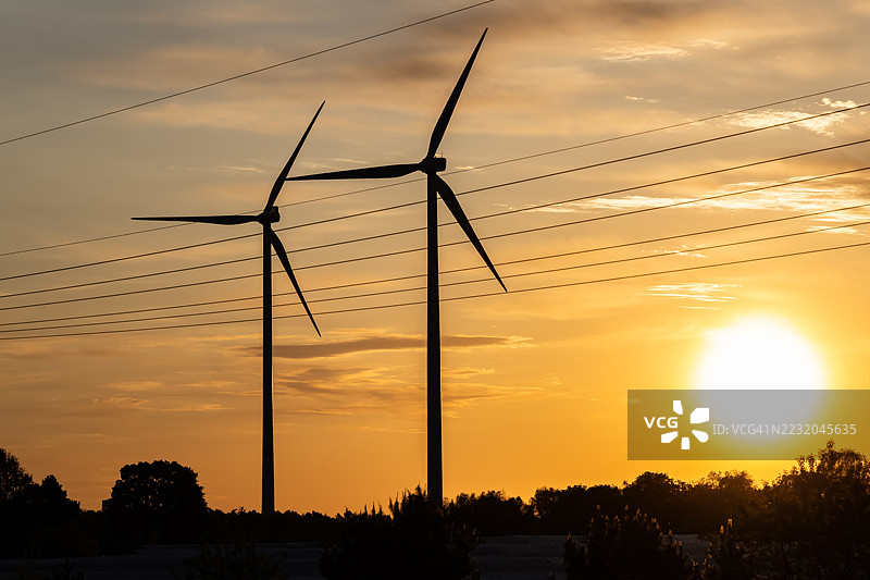 日落时分的两座风力发电机图片素材