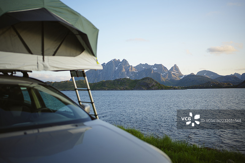 停在峡湾边缘的汽车上的帐篷图片素材
