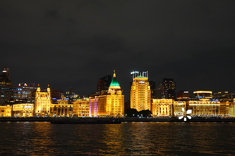 上海外滩夜景灯火辉煌图片素材