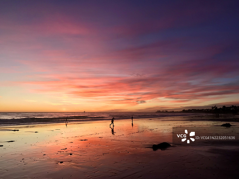 日落海滩与剪影人物，戈莱塔，美国图片素材