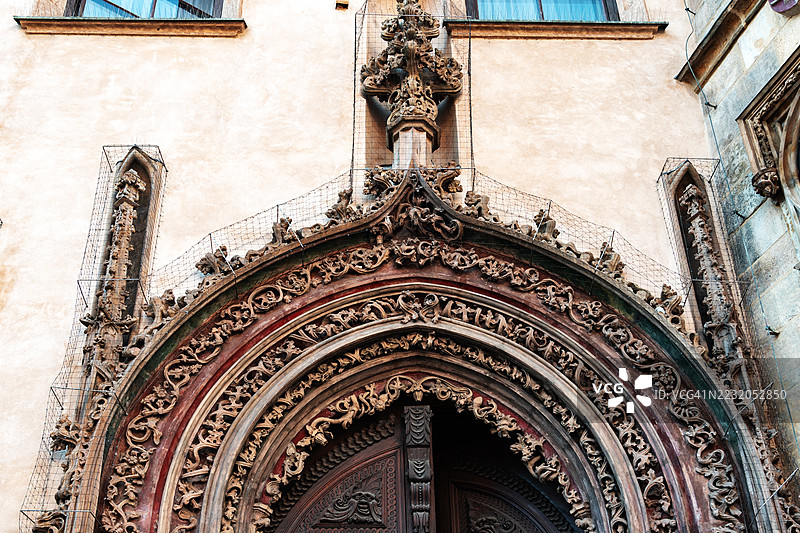 布拉格老市政厅的木门楣，波希米亚图片素材