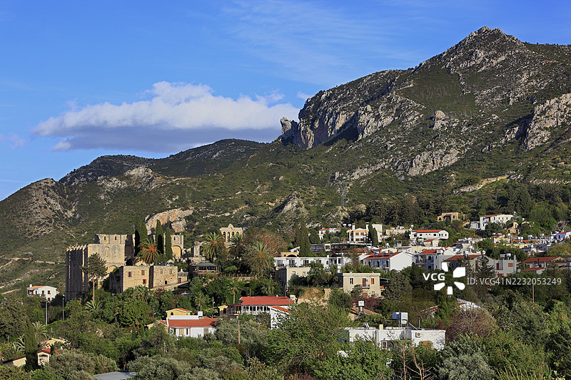 贝拉帕伊斯，贝伊勒贝伊，哥特式修道院遗址的部分，十字军哥特式，修道院教堂和村庄，背景是五指山，北塞浦路斯图片素材