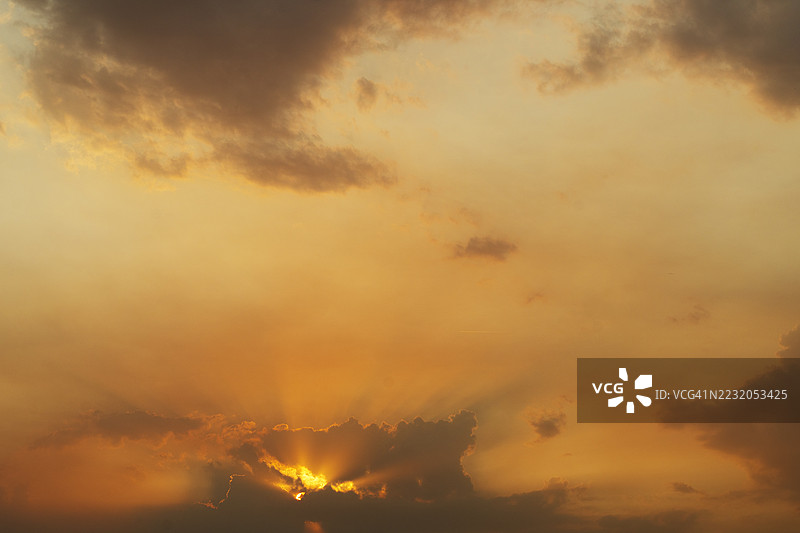 美丽而戏剧性的日落天空。图片素材